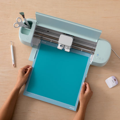  cricut maker 3 avec un tapis posé du vinyle thermoactif au frois bleu
